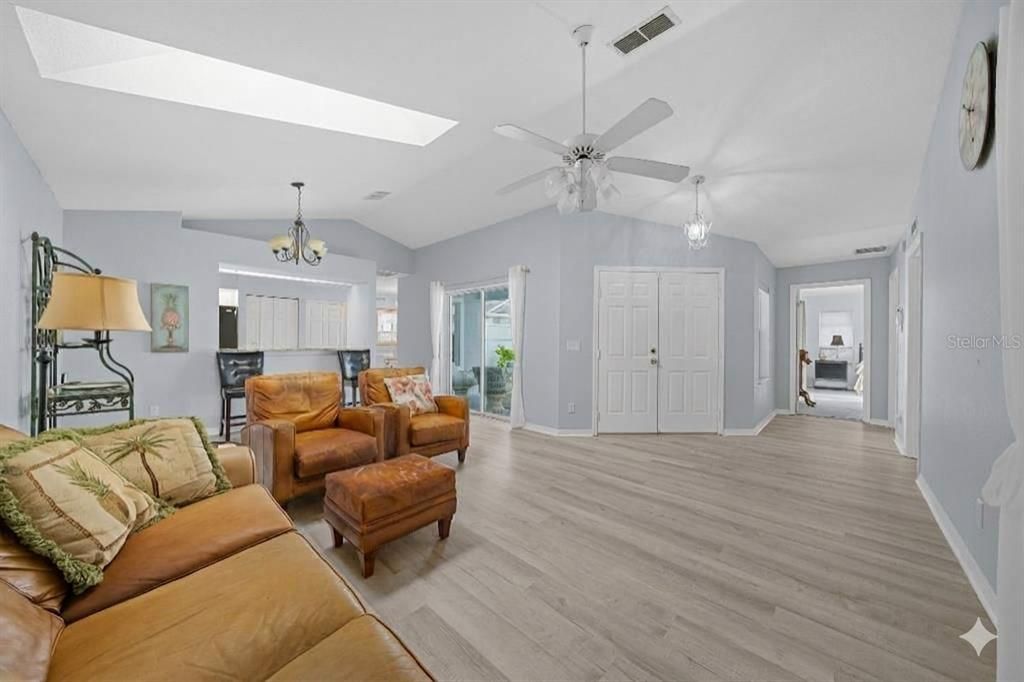 For Sale: $284,999 (3 beds, 3 baths, 1463 Square Feet)