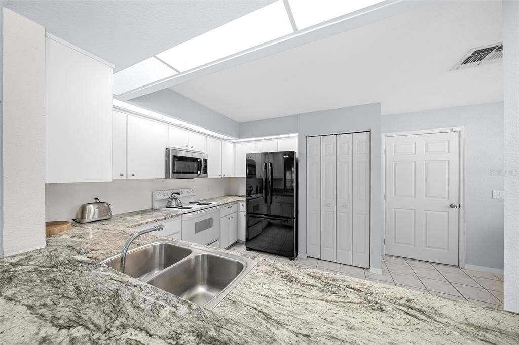 For Sale: $284,999 (3 beds, 3 baths, 1463 Square Feet)