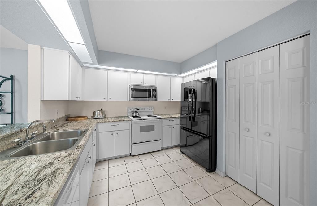 For Sale: $284,999 (3 beds, 3 baths, 1463 Square Feet)
