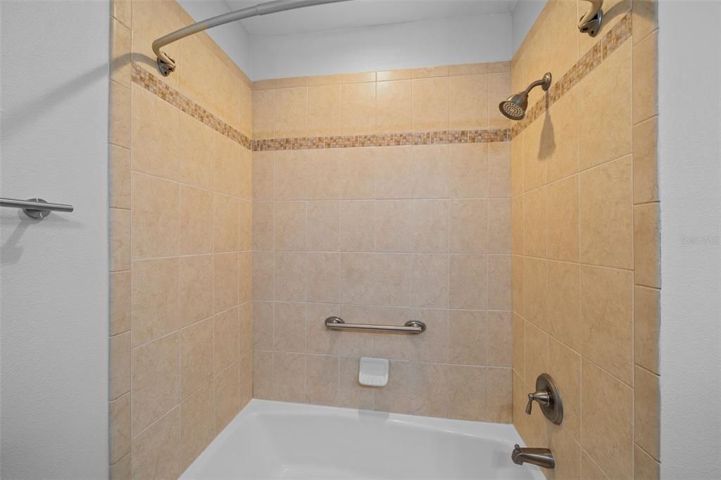 Activo con contrato: $800,000 (3 camas, 2 baños, 1707 Pies cuadrados)