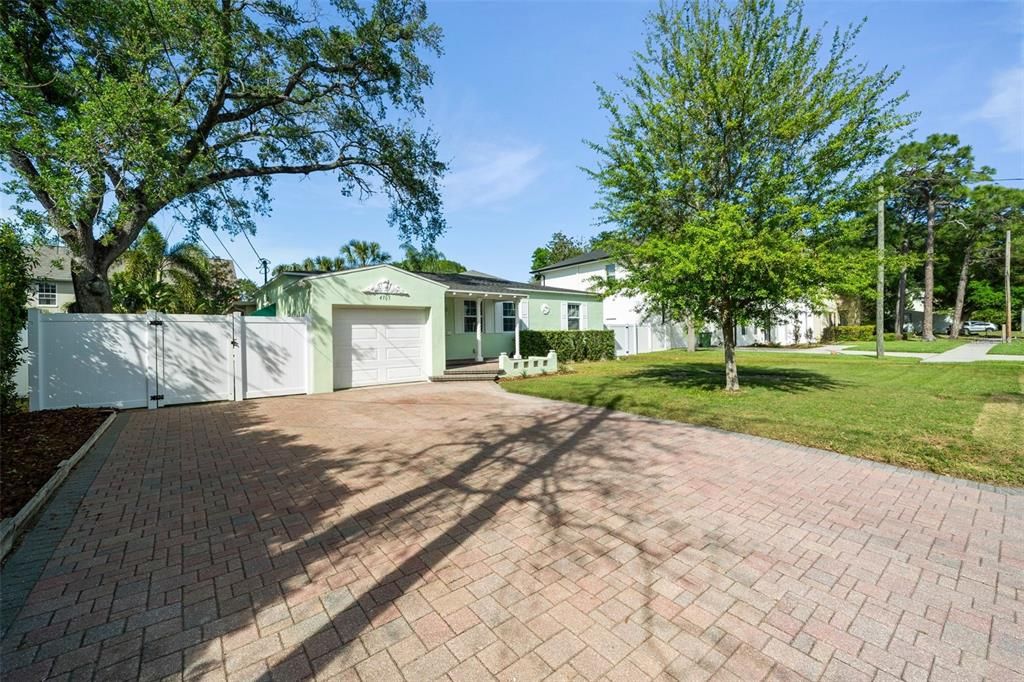 Activo con contrato: $800,000 (3 camas, 2 baños, 1707 Pies cuadrados)