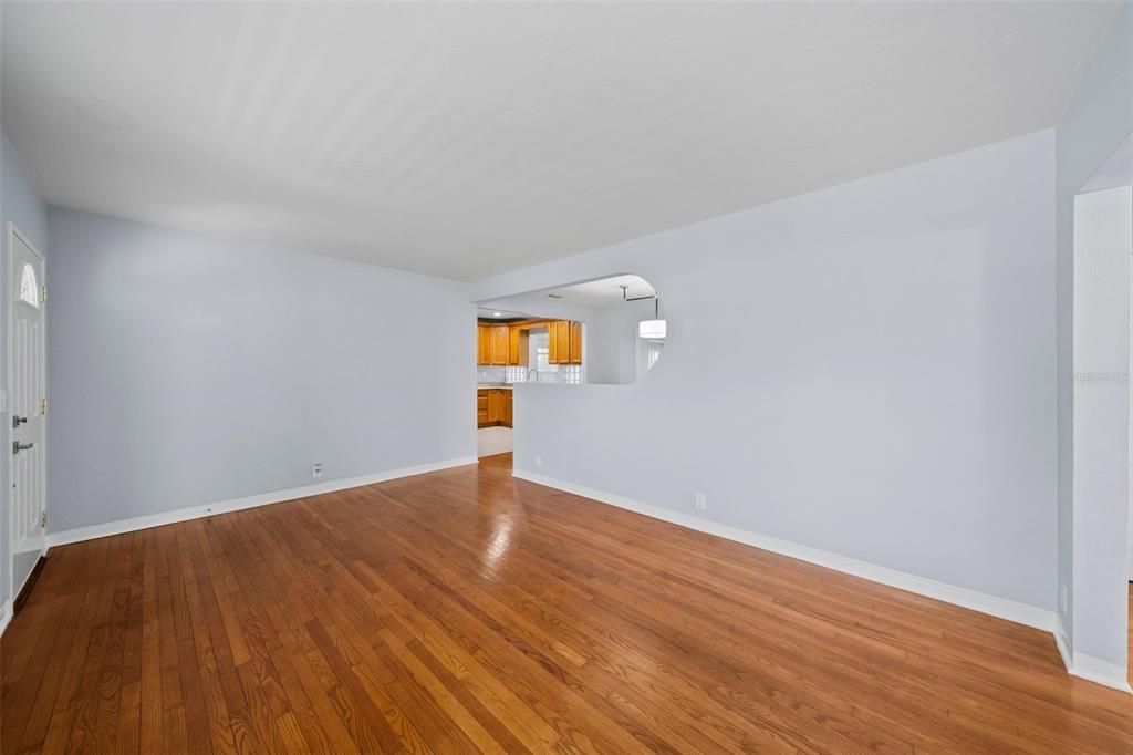 Activo con contrato: $800,000 (3 camas, 2 baños, 1707 Pies cuadrados)
