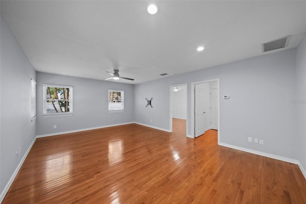 Activo con contrato: $800,000 (3 camas, 2 baños, 1707 Pies cuadrados)