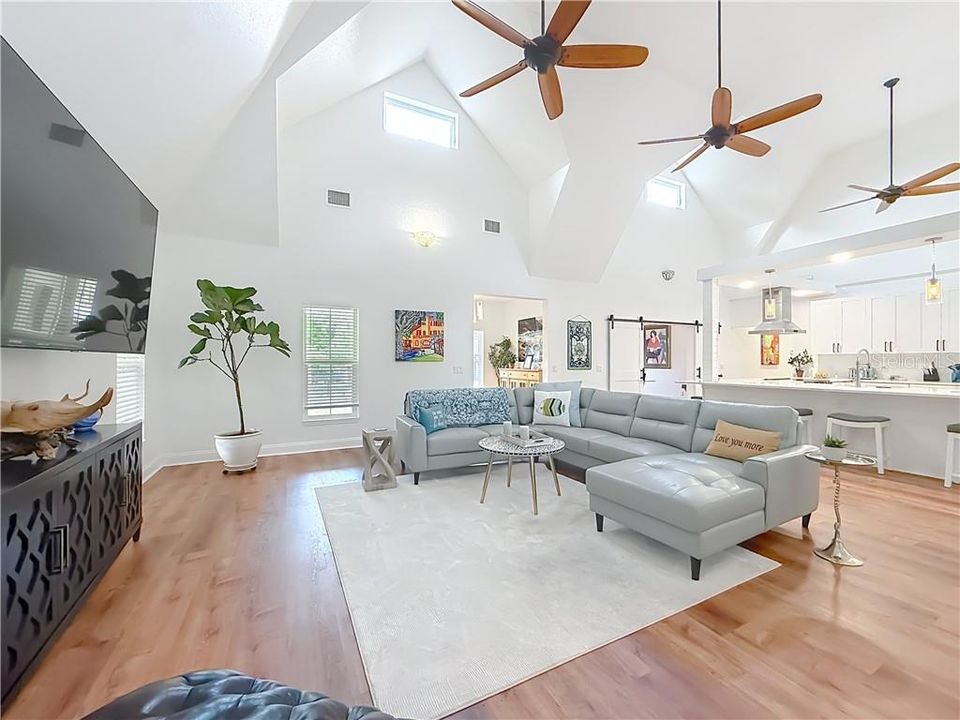 En Venta: $572,000 (4 camas, 3 baños, 2677 Pies cuadrados)