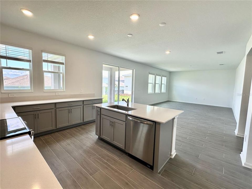 For Rent: $2,950 (4 beds, 3 baths, 2771 Square Feet)