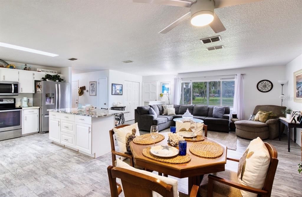 For Sale: $299,000 (2 beds, 2 baths, 1104 Square Feet)