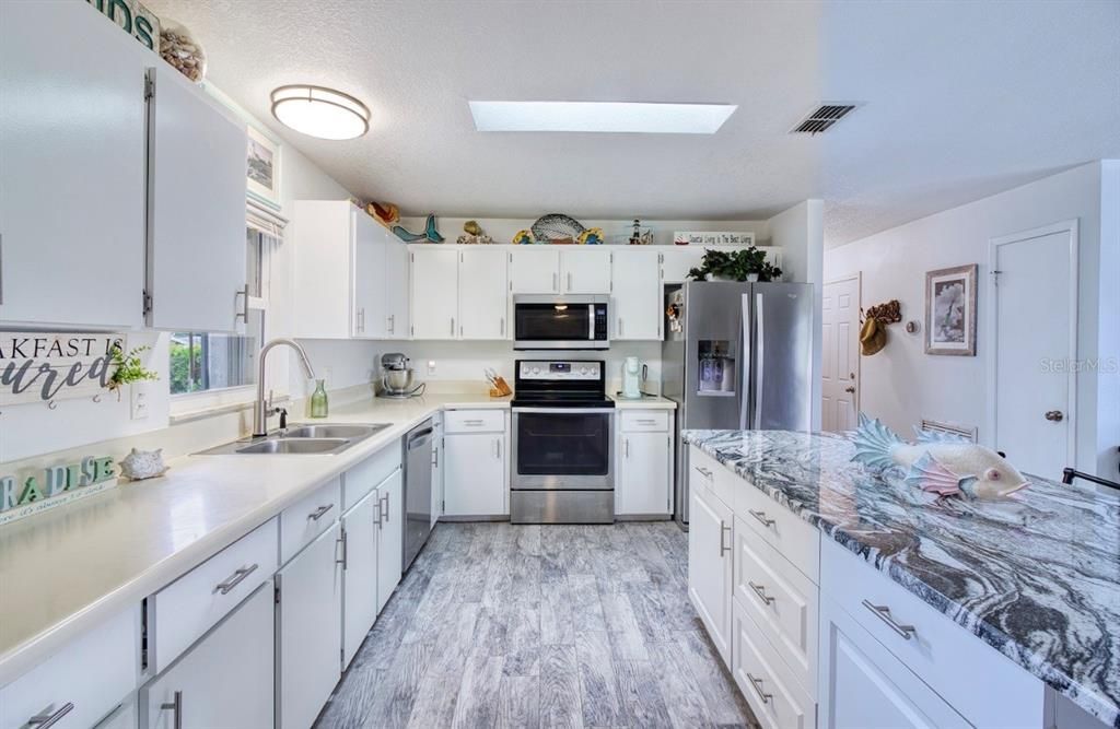 For Sale: $299,000 (2 beds, 2 baths, 1104 Square Feet)