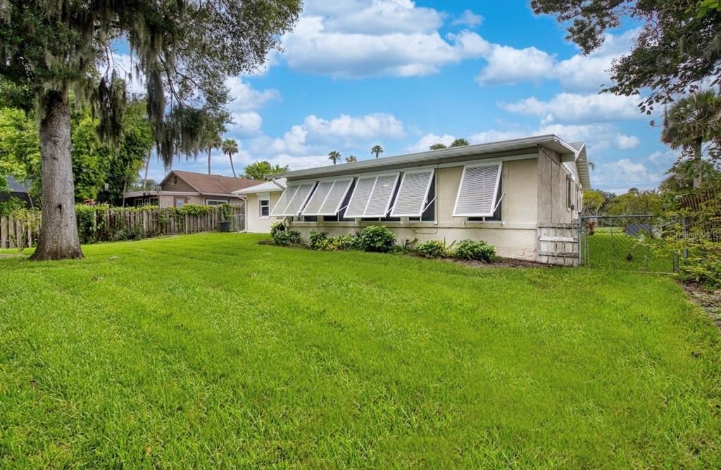 For Sale: $299,000 (2 beds, 2 baths, 1104 Square Feet)