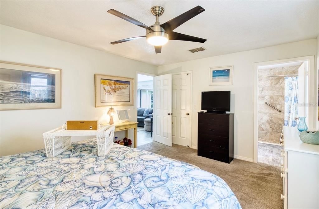 For Sale: $299,000 (2 beds, 2 baths, 1104 Square Feet)