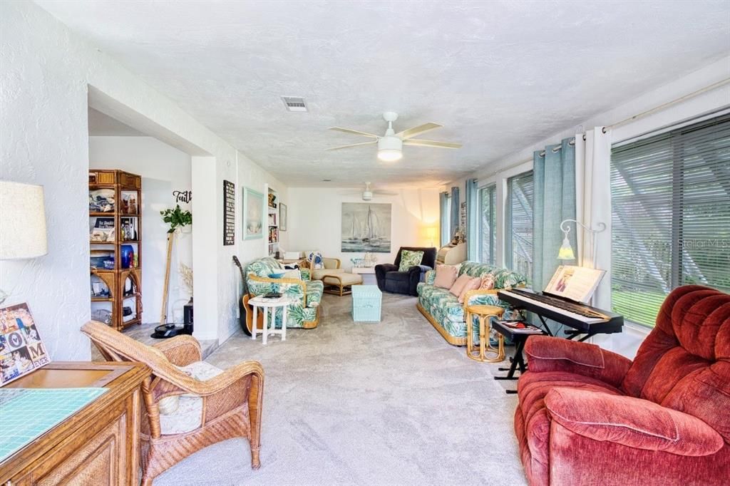 For Sale: $299,000 (2 beds, 2 baths, 1104 Square Feet)