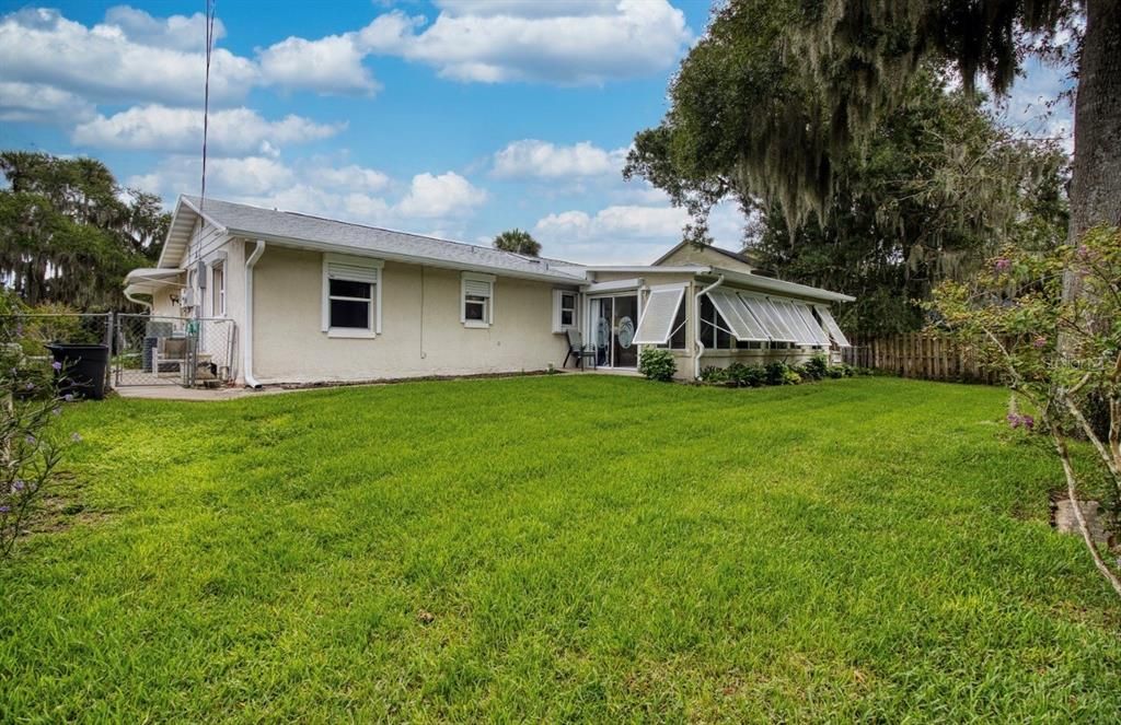 For Sale: $299,000 (2 beds, 2 baths, 1104 Square Feet)