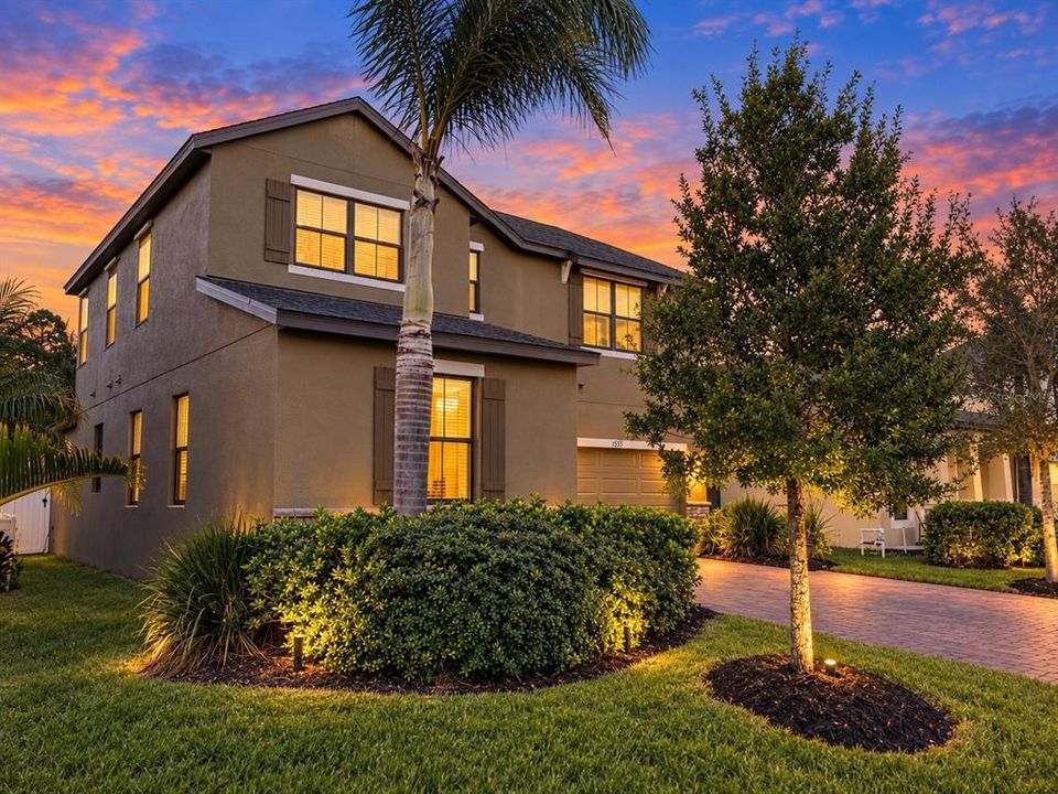 For Sale: $529,900 (5 beds, 2 baths, 2827 Square Feet)