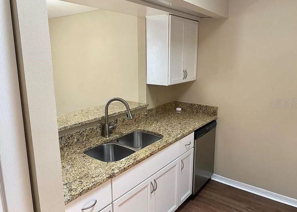 For Rent: $2,150 (2 beds, 2 baths, 1037 Square Feet)