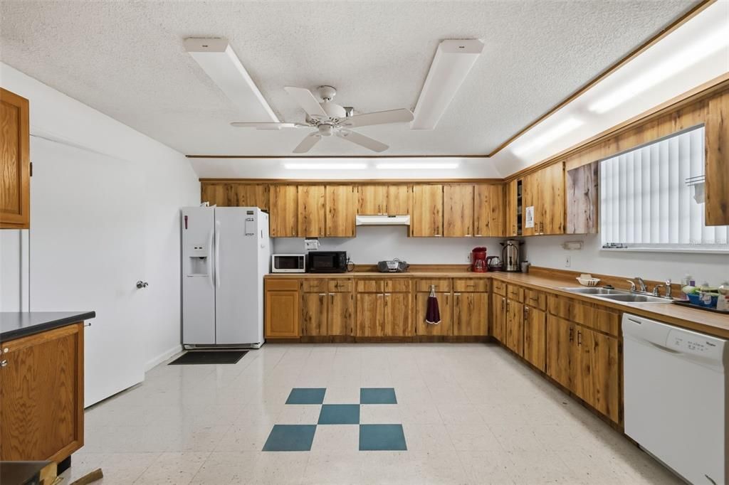 For Sale: $229,900 (2 beds, 2 baths, 1686 Square Feet)