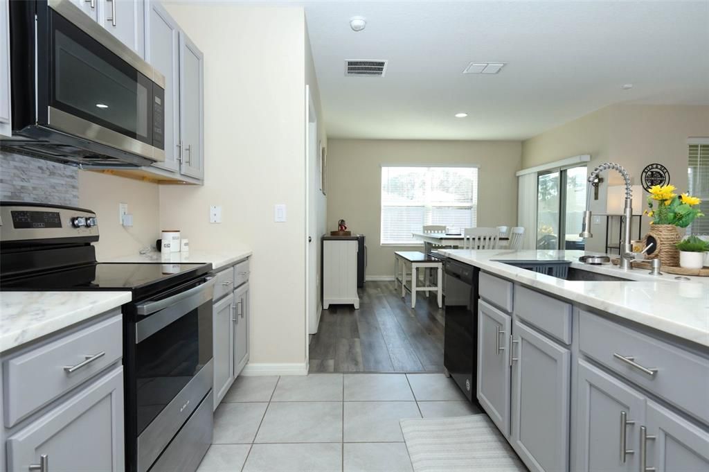 For Sale: $325,000 (3 beds, 2 baths, 1690 Square Feet)