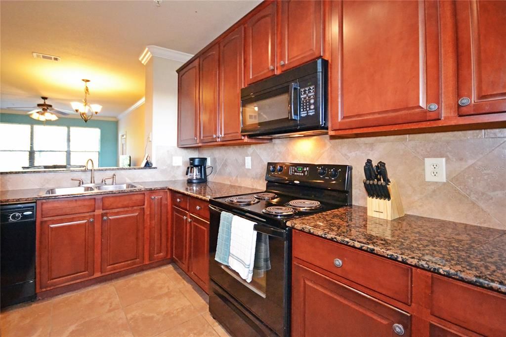 На продажу: $125,000 (3 спален, 3 ванн, 1217 Квадратных фут)
