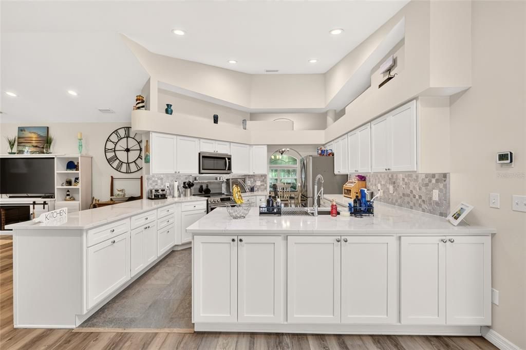 En Venta: $679,900 (3 camas, 2 baños, 2551 Pies cuadrados)