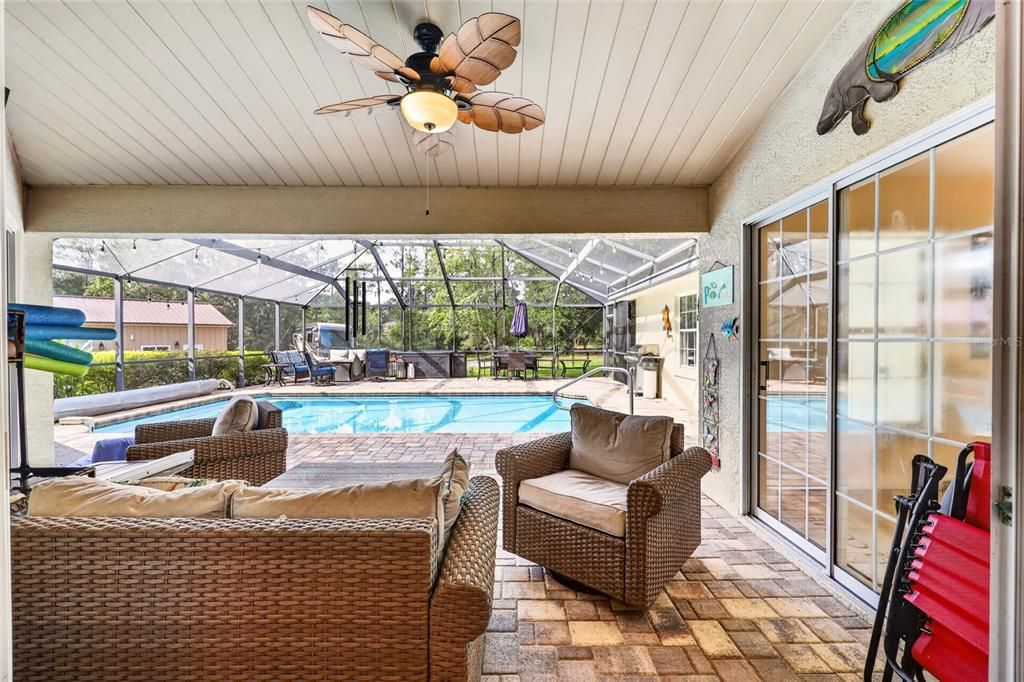 En Venta: $679,900 (3 camas, 2 baños, 2551 Pies cuadrados)