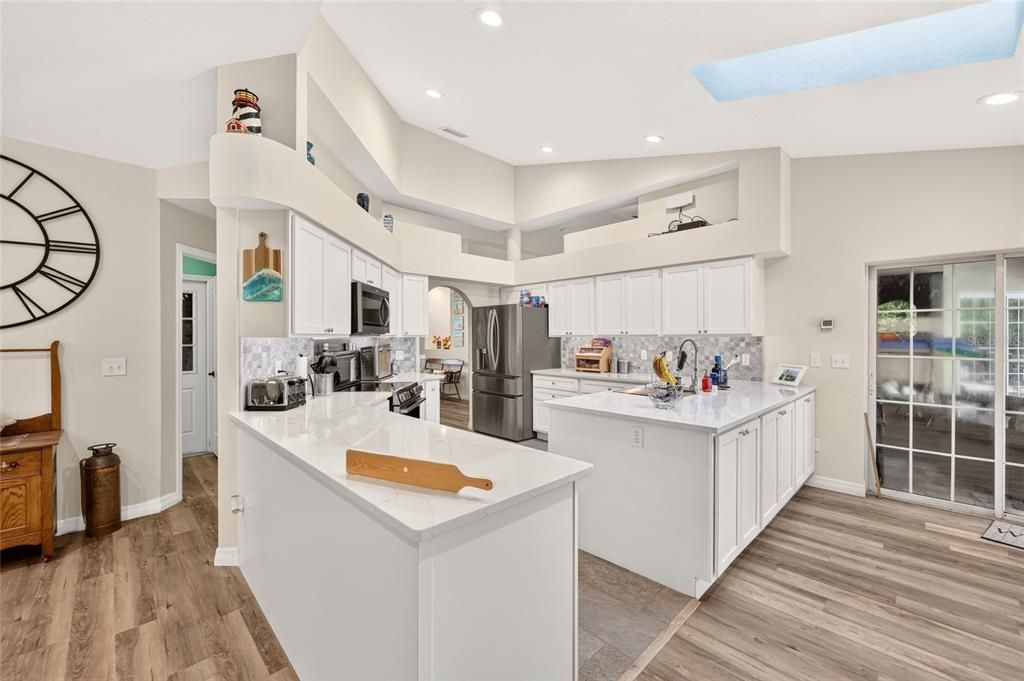 En Venta: $679,900 (3 camas, 2 baños, 2551 Pies cuadrados)