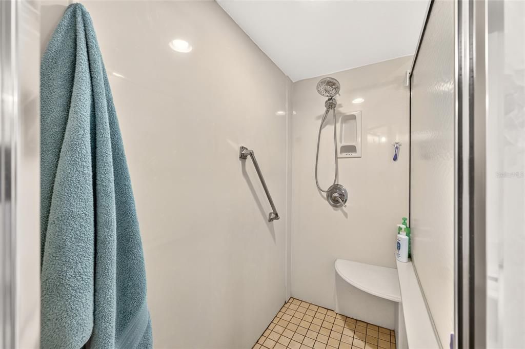 En Venta: $679,900 (3 camas, 2 baños, 2551 Pies cuadrados)