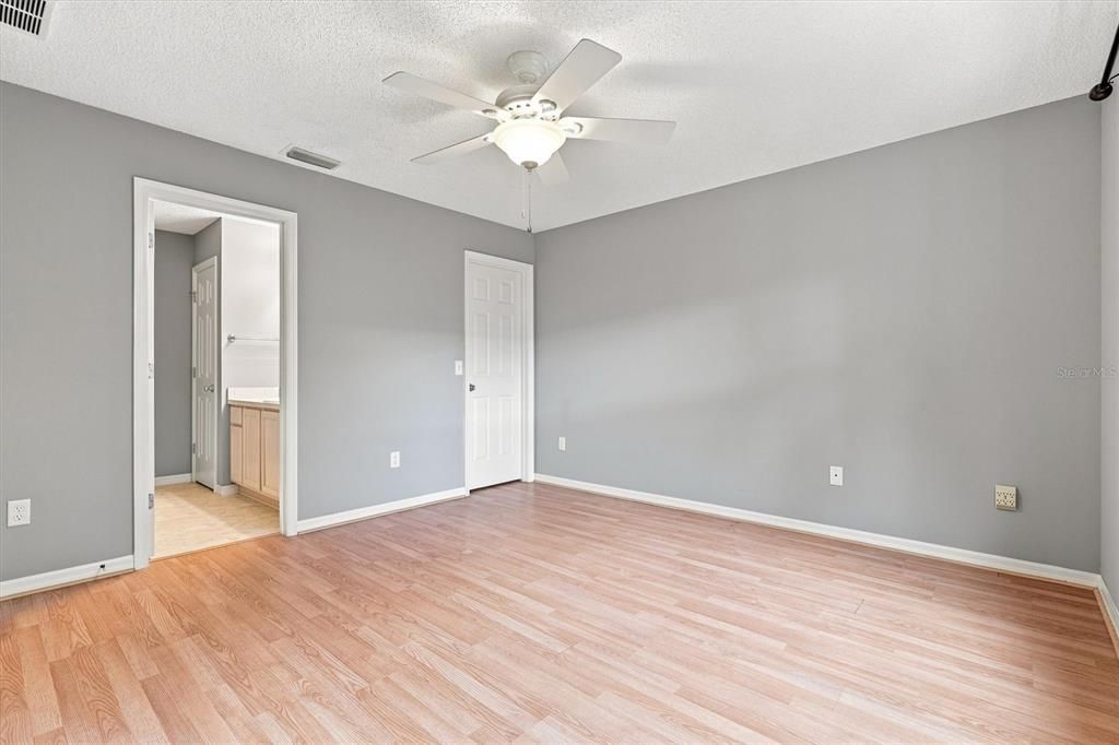 For Sale: $289,900 (3 beds, 2 baths, 1240 Square Feet)