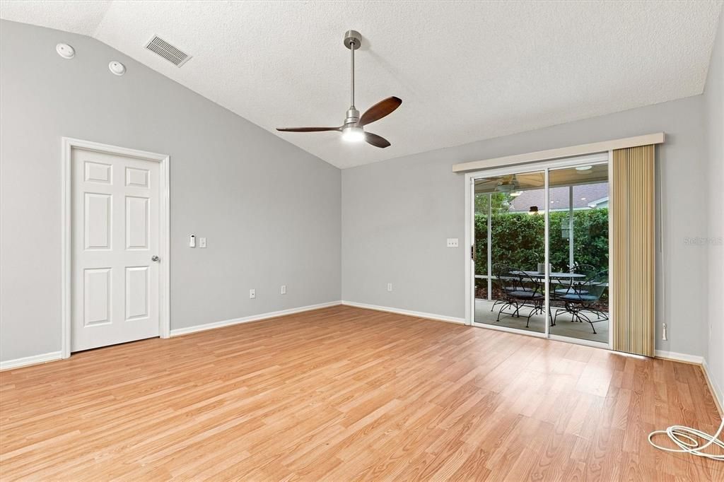 For Sale: $289,900 (3 beds, 2 baths, 1240 Square Feet)