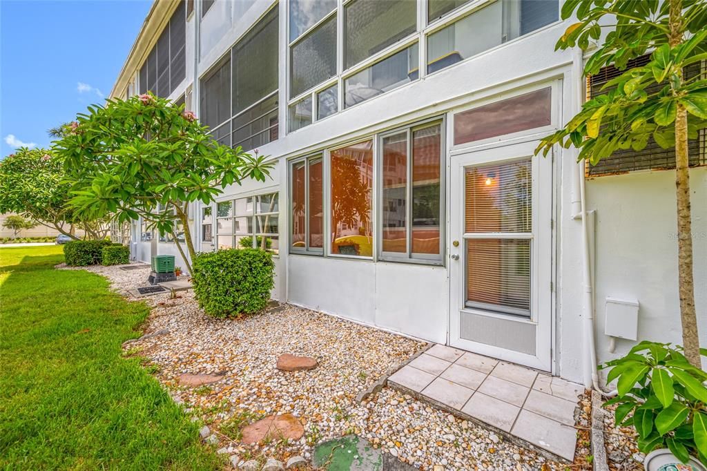 For Sale: $84,900 (1 beds, 1 baths, 608 Square Feet)