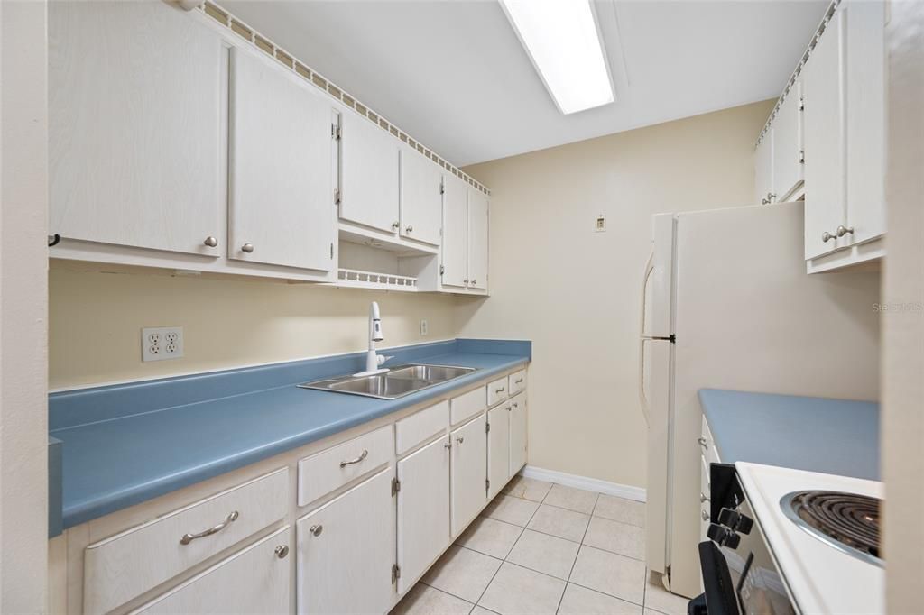 For Sale: $84,900 (1 beds, 1 baths, 608 Square Feet)