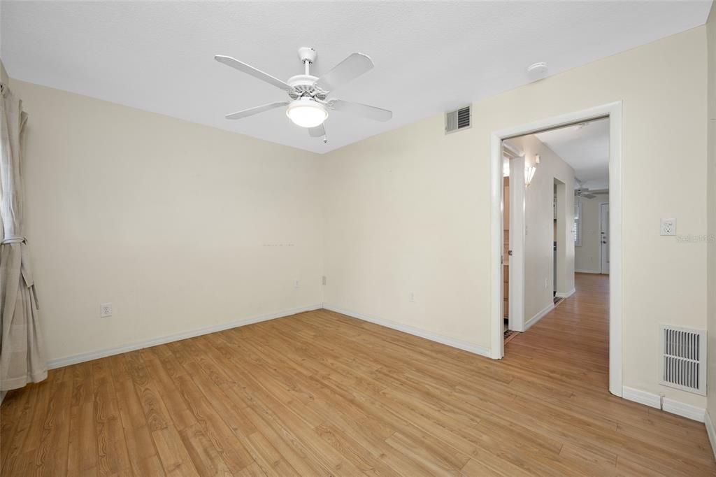 For Sale: $84,900 (1 beds, 1 baths, 608 Square Feet)