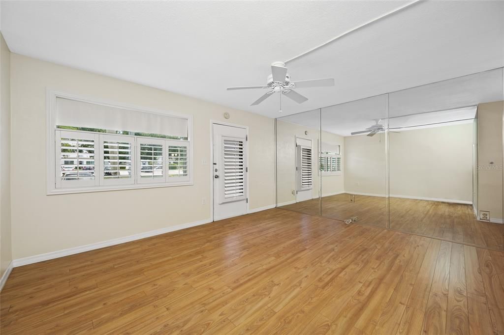 For Sale: $84,900 (1 beds, 1 baths, 608 Square Feet)