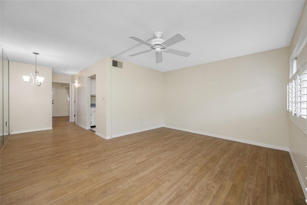 For Sale: $84,900 (1 beds, 1 baths, 608 Square Feet)