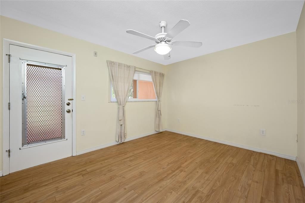 For Sale: $84,900 (1 beds, 1 baths, 608 Square Feet)