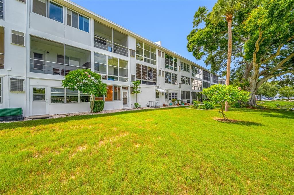 For Sale: $84,900 (1 beds, 1 baths, 608 Square Feet)