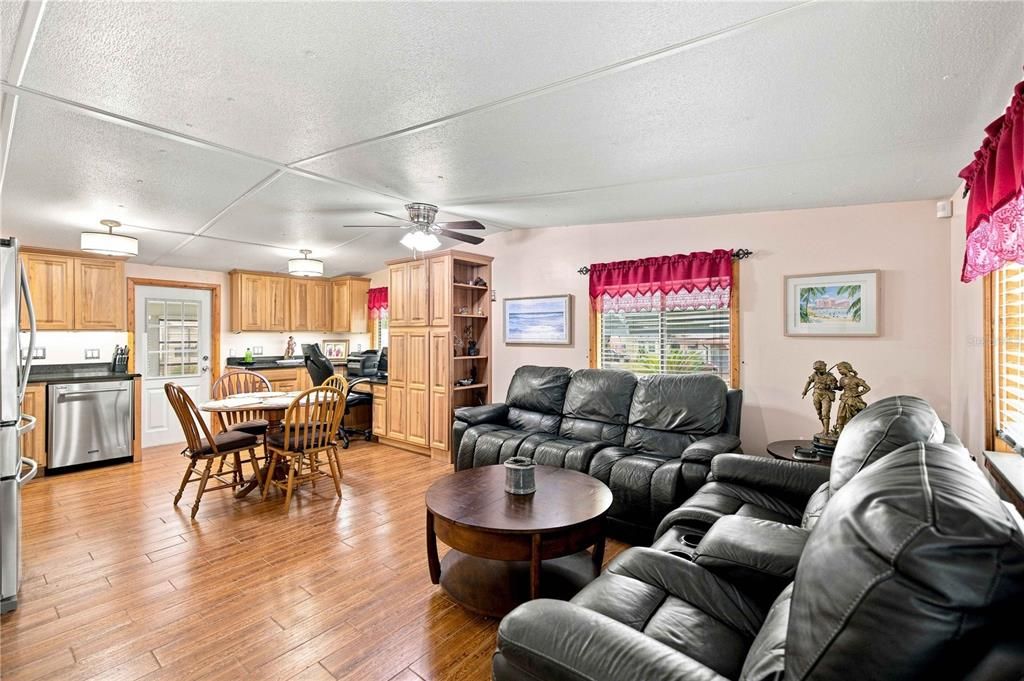For Sale: $170,000 (2 beds, 1 baths, 768 Square Feet)