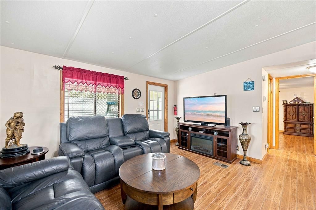 For Sale: $170,000 (2 beds, 1 baths, 768 Square Feet)