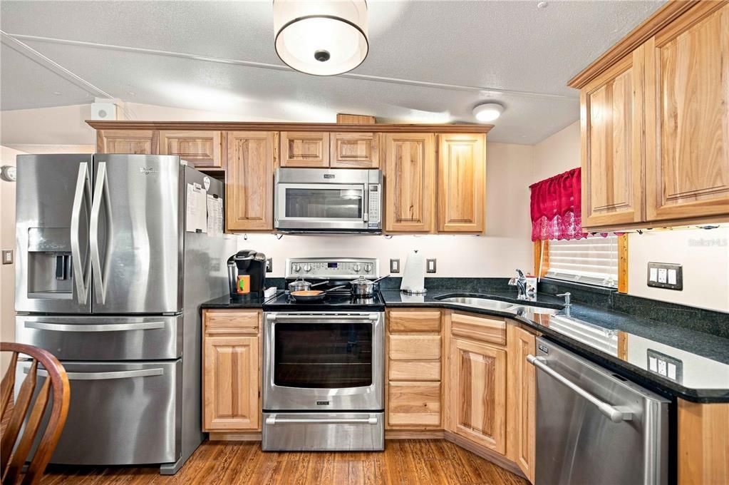For Sale: $170,000 (2 beds, 1 baths, 768 Square Feet)