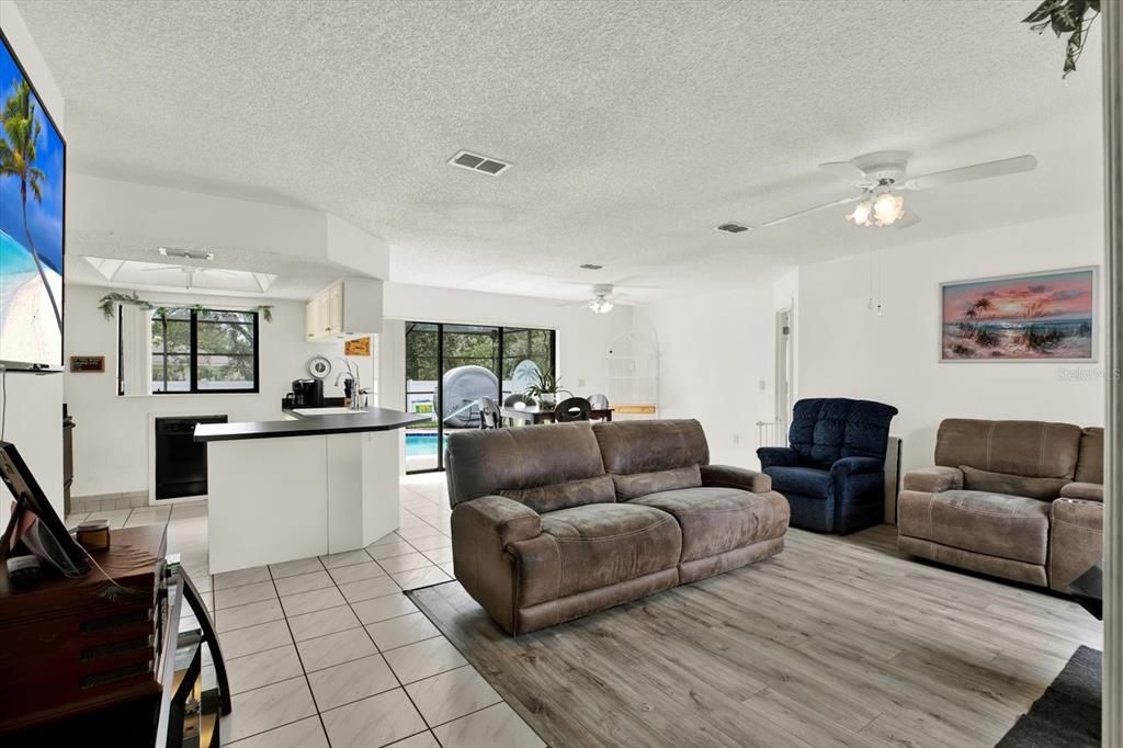 For Sale: $319,999 (3 beds, 2 baths, 1259 Square Feet)