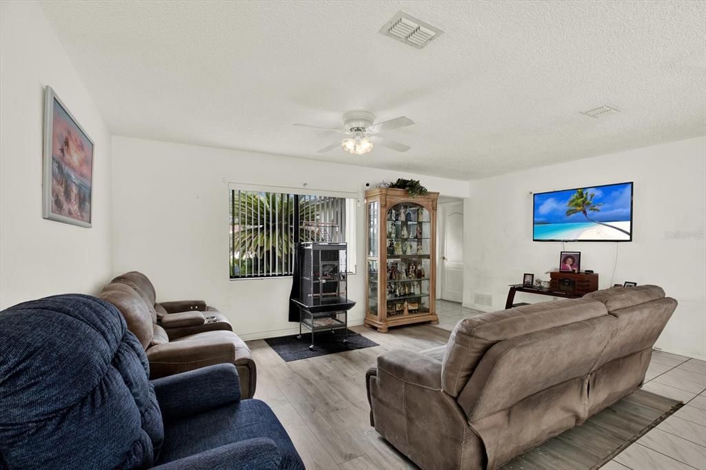 For Sale: $319,999 (3 beds, 2 baths, 1259 Square Feet)