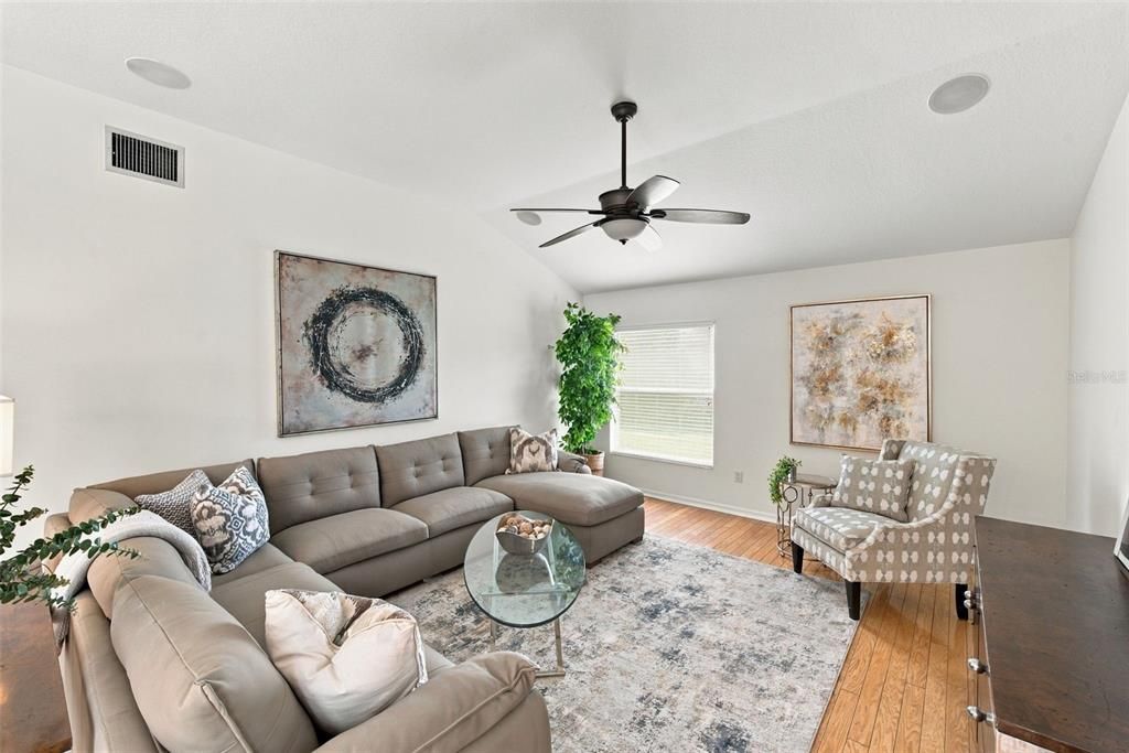 For Sale: $795,000 (5 beds, 3 baths, 2600 Square Feet)
