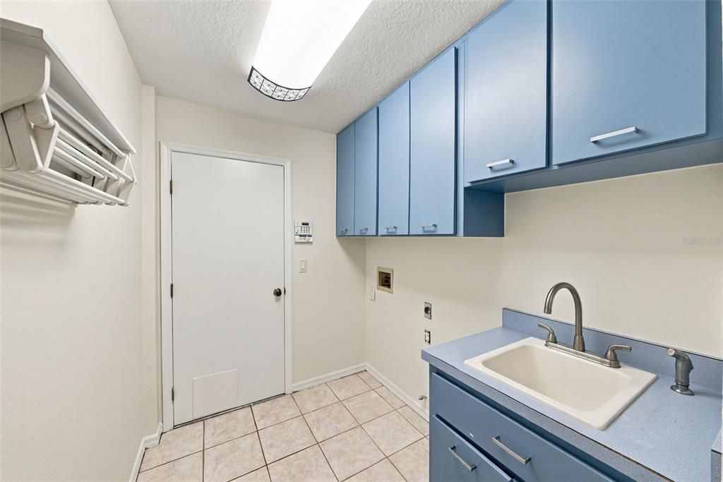 For Sale: $795,000 (5 beds, 3 baths, 2600 Square Feet)