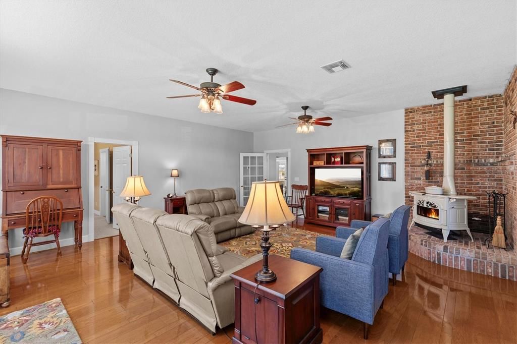 For Sale: $775,000 (3 beds, 3 baths, 2091 Square Feet)