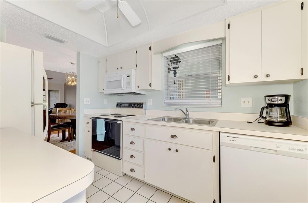 На продажу: $139,000 (2 спален, 2 ванн, 1037 Квадратных фут)