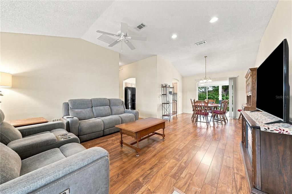 For Sale: $365,000 (3 beds, 2 baths, 1648 Square Feet)