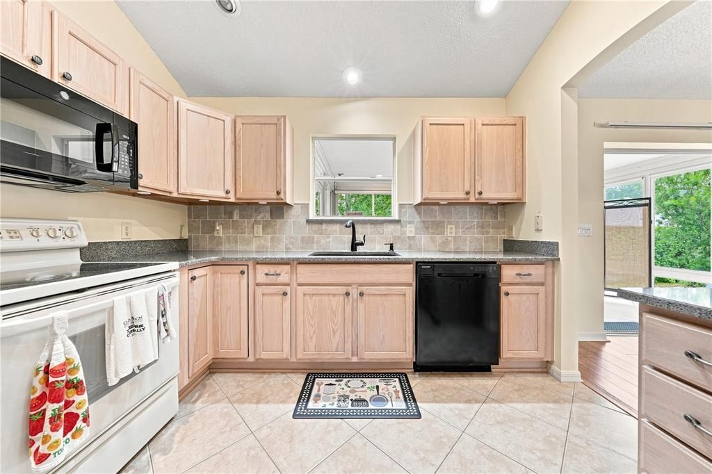 For Sale: $365,000 (3 beds, 2 baths, 1648 Square Feet)