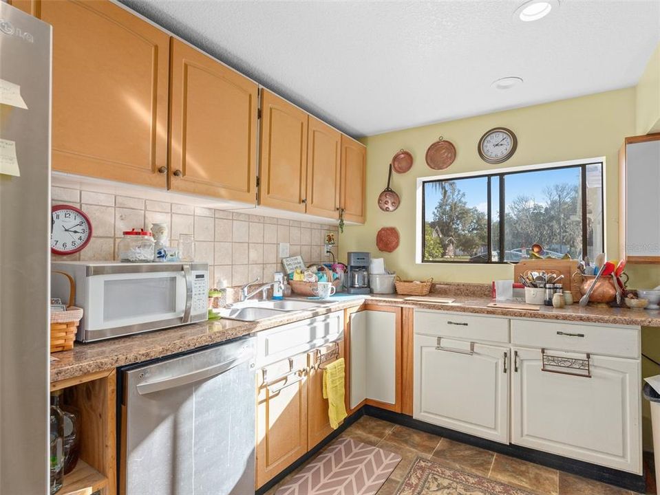 For Sale: $700,000 (1 beds, 1 baths, 800 Square Feet)
