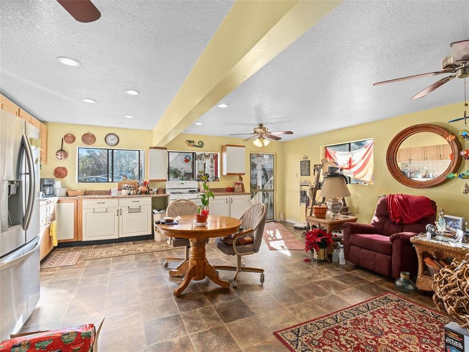 For Sale: $700,000 (1 beds, 1 baths, 800 Square Feet)