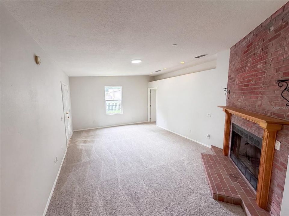 En Venta: $310,000 (3 camas, 3 baños, 1379 Pies cuadrados)