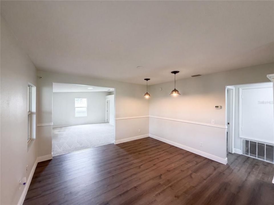En Venta: $310,000 (3 camas, 3 baños, 1379 Pies cuadrados)