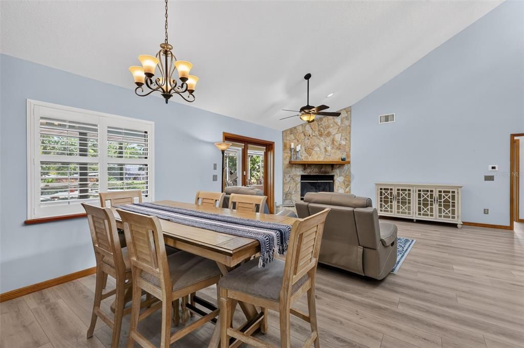 En Venta: $549,000 (4 camas, 3 baños, 2126 Pies cuadrados)