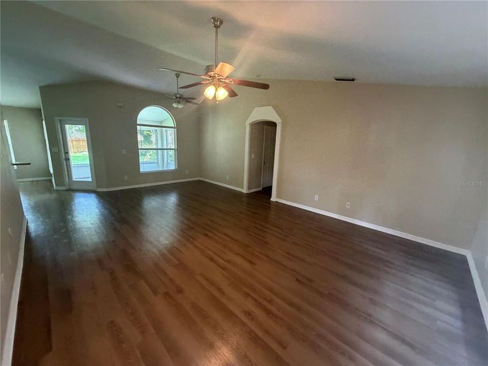 For Sale: $299,900 (3 beds, 2 baths, 1573 Square Feet)